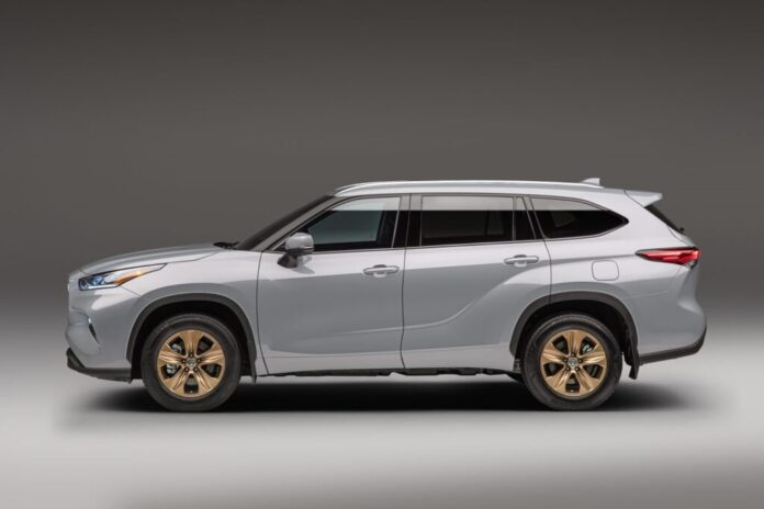 2022_Toyota_Highlander_Bronze_002-1-1500x1000-1-1024x683